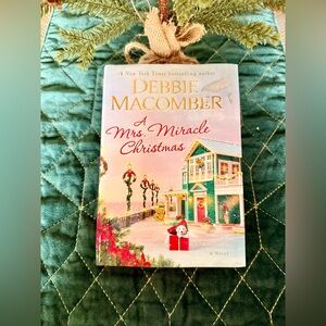 A MRS. MIRACLE CHRISTMAS BOOK- BY DEBBIE MACOMBER